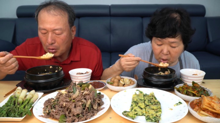 软嫩的豆腐汤搭配鸡蛋和牛肉，营养丰富食材多，爸爸：自制的香！