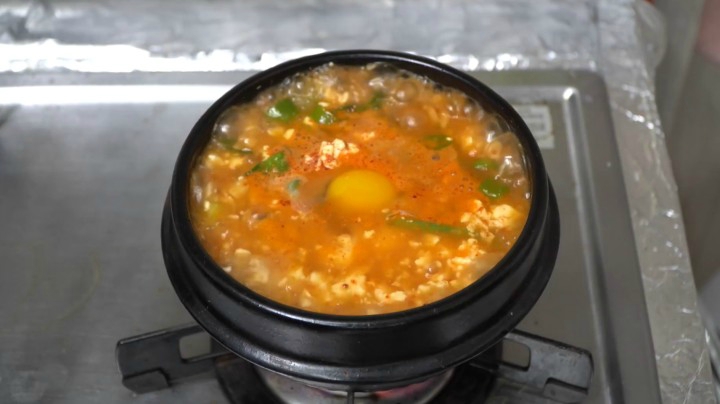 品尝热乎乎的炖豆腐汤，搭配鸡蛋和牛肉，爸爸：还是自制的香！