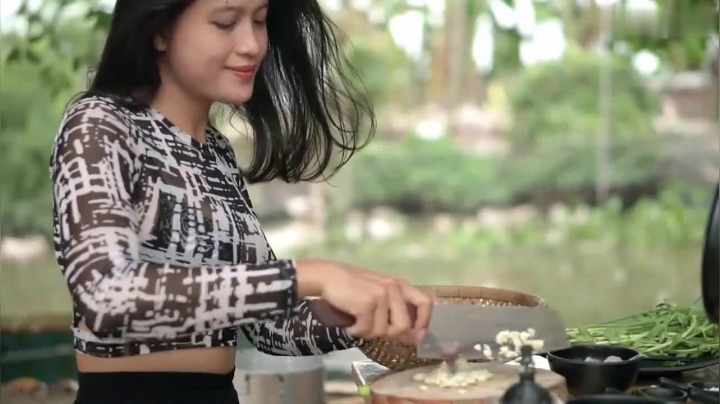 越南阿妹烹饪越南紫薯汤
