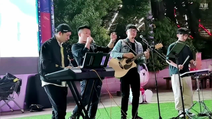 【2021-04-15 20点场】我是唐菲：今天在汉街户外呀