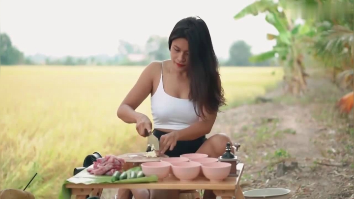 越南阿妹烹饪椰子汁炖肉