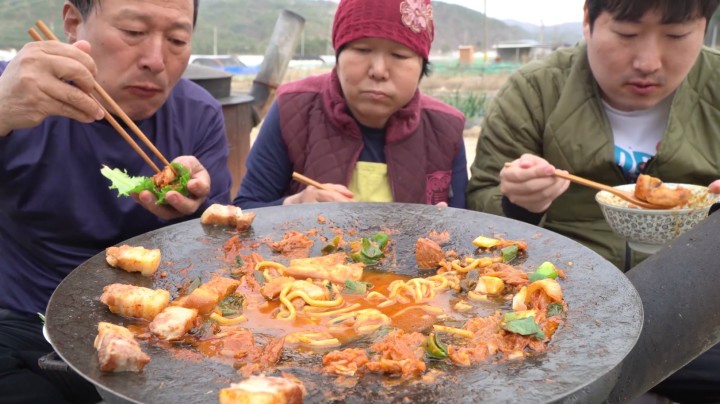 和父母在家品尝浓郁的牛肉汤，搭配烤肉和泡菜，爸爸：泡菜真香！