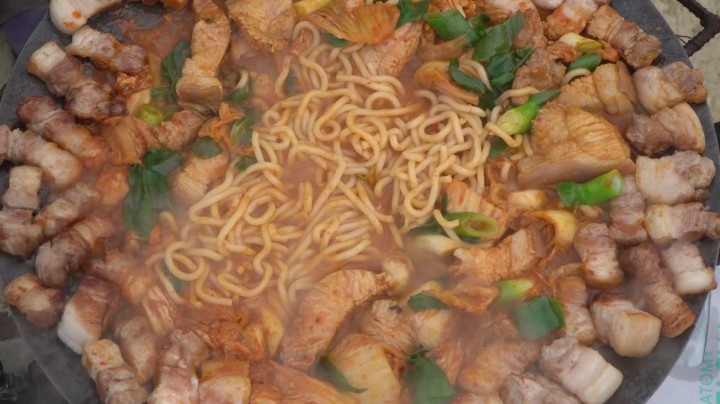 与家人共享焦香酥脆的烤肉，放入泡菜和牛肉汤，别有一番风味！