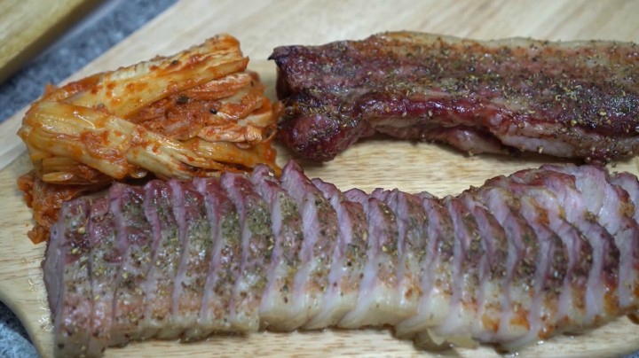 用家里的瓷缸做烤肉，咬上一口滋滋冒油，外焦里嫩的口感真香啊！