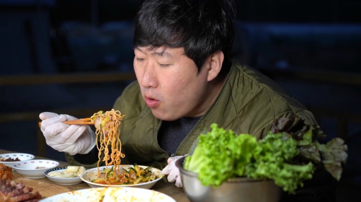 解锁新吃法，凉拌火鸡辣面搭配自制烤肉，面条香辣过瘾弹牙劲道！