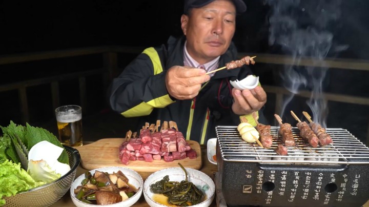 用洋葱包裹着焦香的羊肉串，再吃一口蒜，爸爸：蒜有点辣！(下）