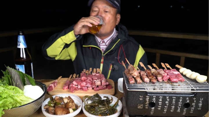 用超迷你火盆烤羊肉串，搭配自制野菜，喝杯啤酒太惬意了！(上）