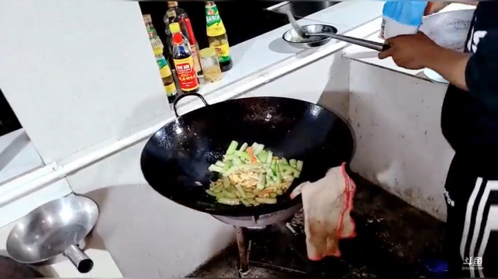 【2021-04-20 22点场】洪湖小肖：晚上开播钓鳝