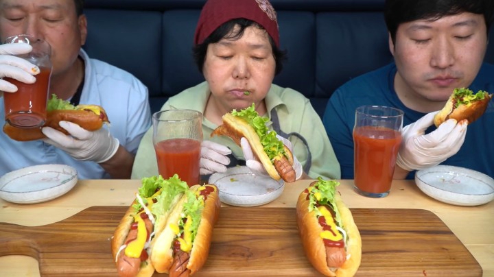 妈妈做的玉米热狗柔软可口，搭配酱料与番茄汁，爸爸：香肠好吃！