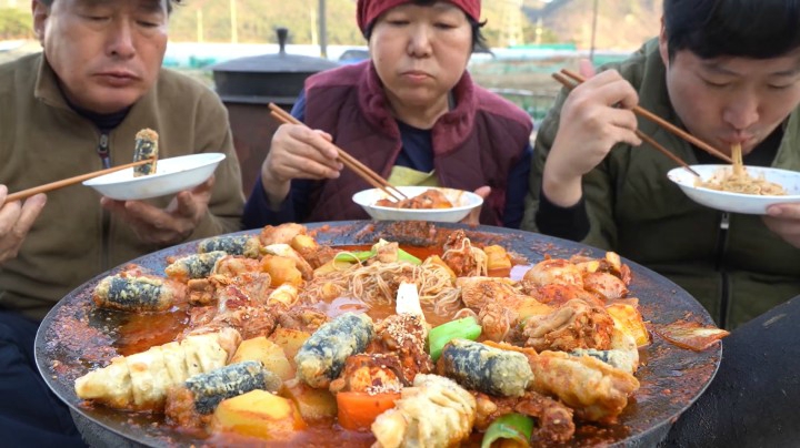 首次烹饪鸡汤面条！搭配酥脆的油炸物，喝一口汤汁味道太浓郁了！