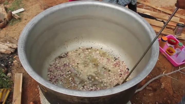 六爷炖制一锅咖喱全羊