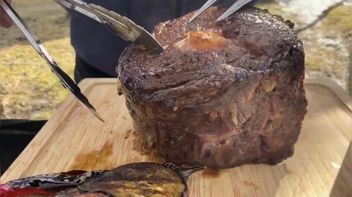 【美食】俄罗斯父子户外石板烤大肉卷饼吃香喷喷 _ ГОТОВИМ НА ЮМОРЕ