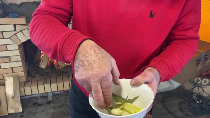 【美食】俄罗斯父子大雪天户外烤牛肋排+蘑菇浓汤，热气腾腾太残忍了 _ ГОТОВИМ НА ЮМОРЕ-ГОВЯЖИЙ БОК в ТАНДЫРЕ. РЕБРА
