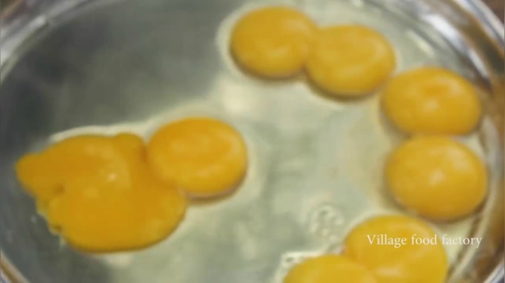 六爷炒制一小锅洋葱炒蛋给自己做午餐