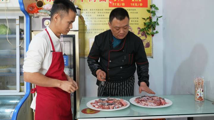 厨师长拜师民间手艺人，学习地道“台儿庄辣子鸡”