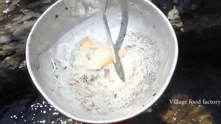 六爷在瀑布上炒制美味咖喱蘑菇