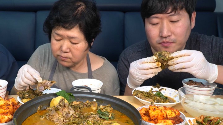 天气寒冷时吃温暖的猪骨汤，搭配水萝卜泡菜，爸爸：猪骨肉真多！