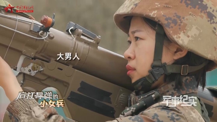 “欺负”人？摄像大哥向小女兵发起挑战 据筒训练谁能更胜一筹