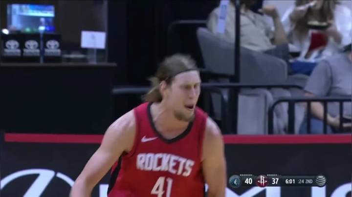 奥利尼克假动作晃飞唐斯，杀入篮下双手暴扣