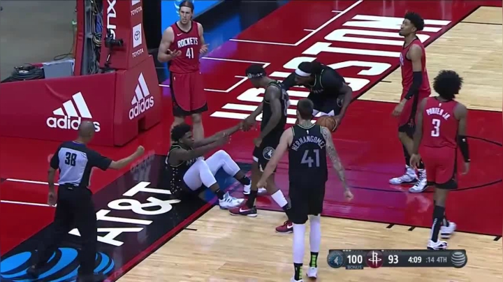 爱德华兹顶着奥利尼克2+1擦板上篮打进！