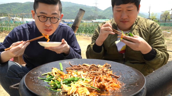 与帅哥的烤肉吃播首秀，被问及何时结婚，听到答案两人相视一笑！
