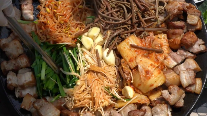 和帅哥一起吃焦香的烤肉，搭配泡菜和金针菇，肥而不腻真过瘾！