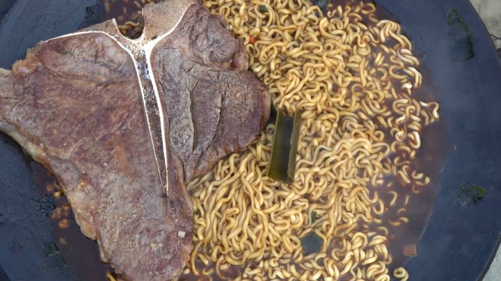 爸在家制作了丁骨牛排配炸酱面，酱香味超浓，汤汁超有食欲！
