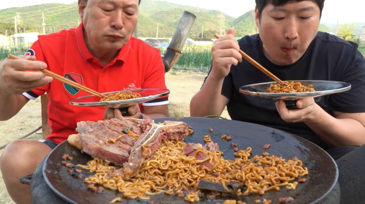 吃超大块丁骨牛排！搭配炸酱面和泡菜，味道浓郁吃起来太过瘾了！