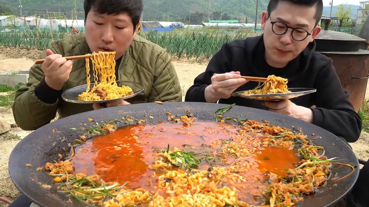 和帅哥共享金拉面搭配泡菜，面质耐嚼弹牙，帅哥：泡菜舍不得吃！