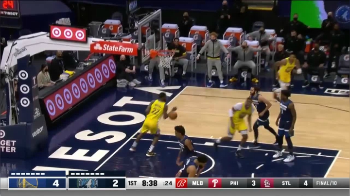 威金斯突破暴扣后库里三分命中