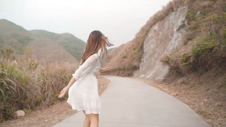滑板少女 穿梭在乡间蜿蜒小径  美美美
