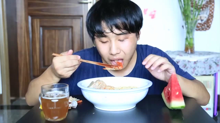 我在斗鱼看YESHI小哥直播美食