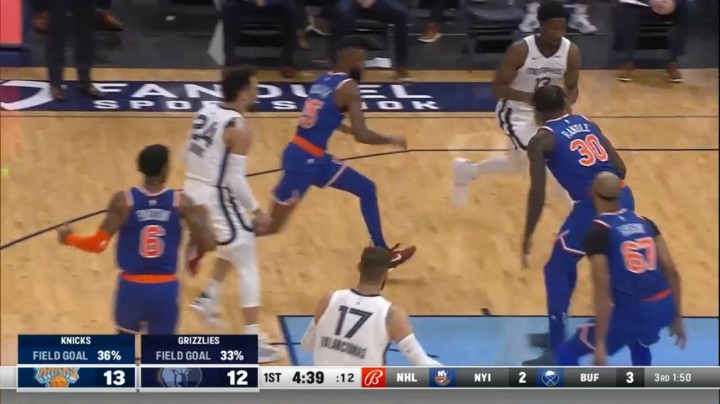 贾伦-杰克逊一展身体素质，接到击地传球飞跃兰德尔，完成单手劈扣！