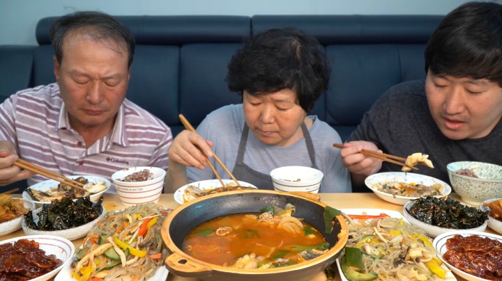 石斑鱼新吃法！搭配炒制的家常菜，爸爸：鱼肉和米饭搭配味道香！