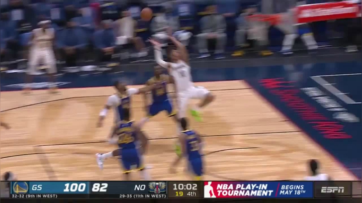 锡安摘下篮板推反击，他精准高抛给到海耶斯，后者默契起飞空接双手轰炸篮筐！