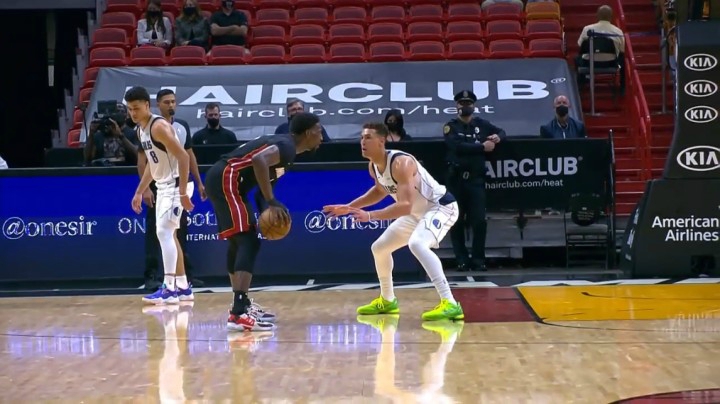 邓肯-罗宾逊接到阿德巴约传球命中三分远投，还造成东契奇犯规。