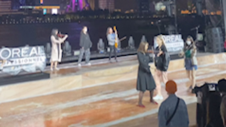今天彩排了一整天从早晨7点到晚上10点
明天5月5日正式演出 播户外
依旧和大家在黄浦江畔、东方明珠塔下聊聊天[鲨鱼娘奈斯]
#一言不合就爆照#