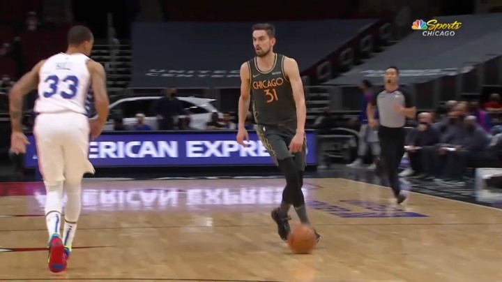 马尔卡宁接球双手暴扣