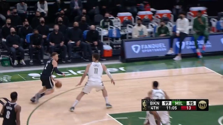 麦克詹姆斯精准分球+飘逸后撤