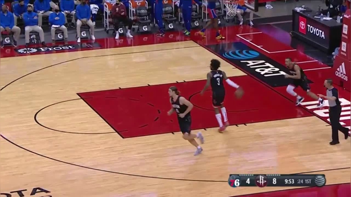 开局丹尼-格林外线手感火热，他连续命中三记三分帮助球队取得领先。