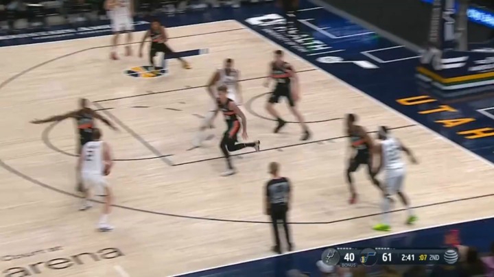 克拉克森假投真突过人起飞展腹欲扣，尤班克斯正面硬击大帽拒绝！