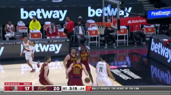 利拉德左右两侧三分持球单打，不讲理横移三分顶着防守人稳稳命中！