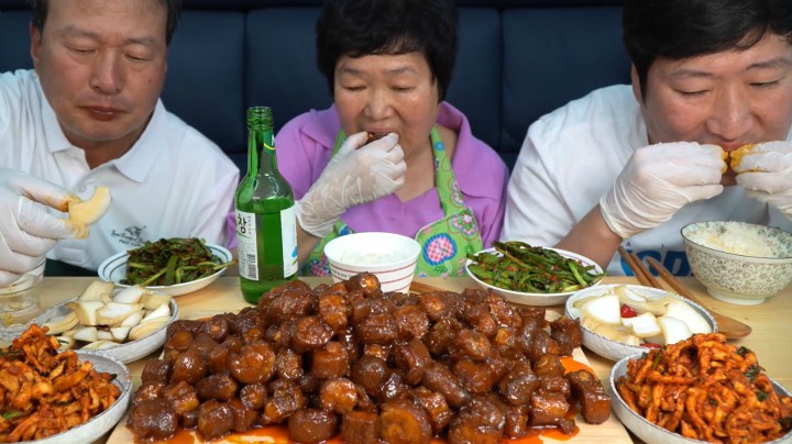 第一次尝试麻辣炒猪尾，肉质入味有嚼劲，爸爸：做下酒菜真过瘾！