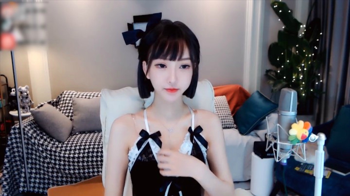 南妹儿呀：穿上性感女仆衣服太好看了！