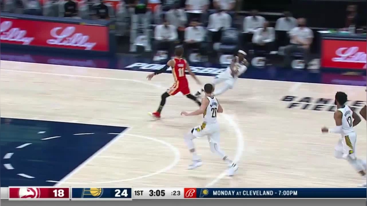 阿隆-霍勒迪抢断特雷-杨传球推进反击，他击地妙传助攻麦克德莫特飞身暴扣终结～