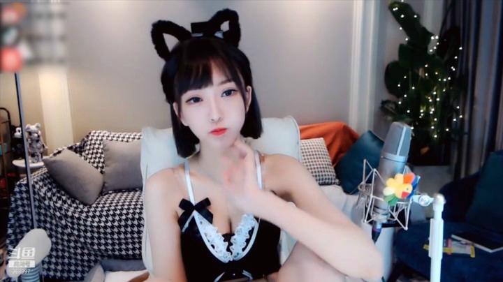 南妹儿呀：这么性感女仆装你受的了吗！