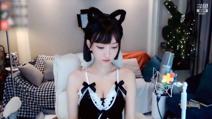 南妹儿呀：这样的性感女仆衣服太美了吧！