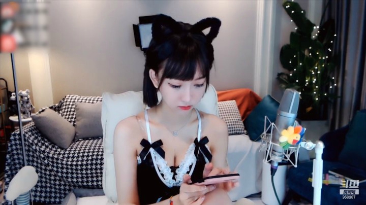 南妹儿呀：身穿性感女仆衣服玩着它！