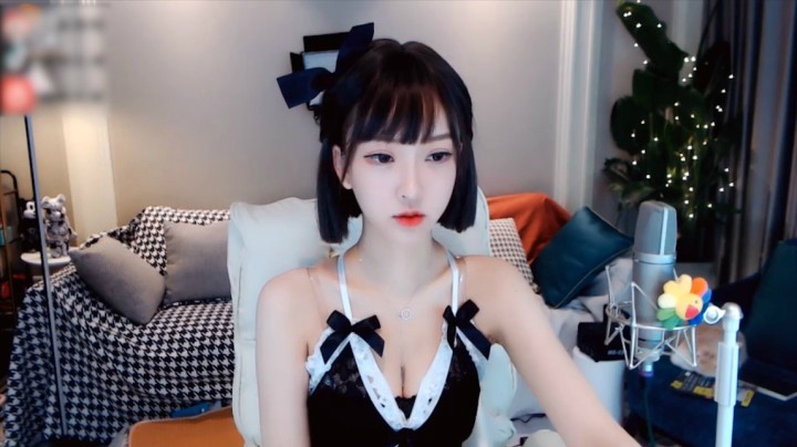 南妹儿呀：穿上性感女仆衣服太美了吧！