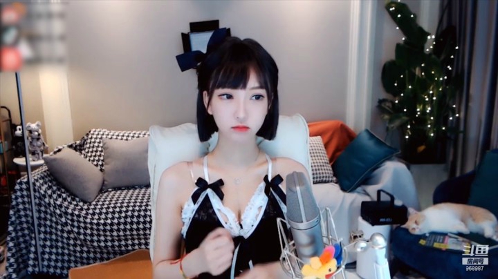 南妹儿呀：穿上性感女仆衣服真的受不了！